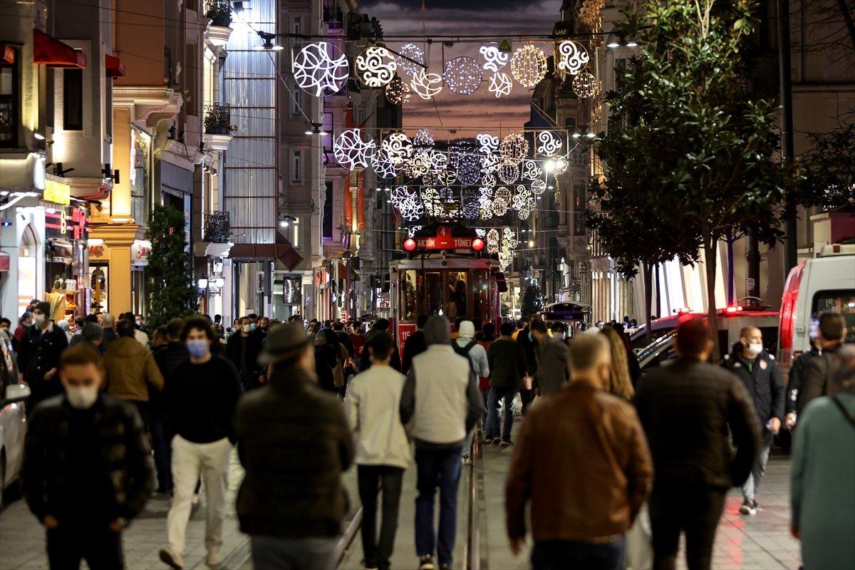 4 günlük yasak öncesi İstiklal Caddesi'nde yoğunluk