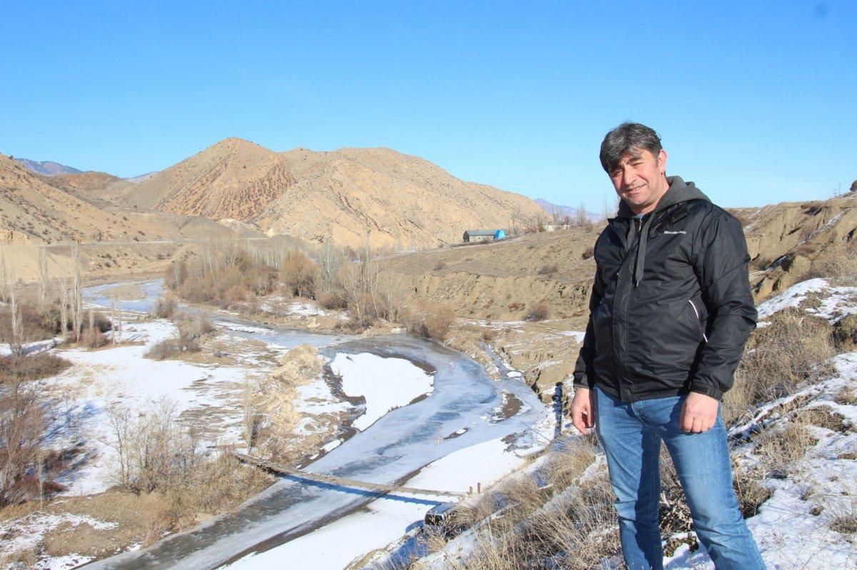 Erzurum'daki çeşmede buzdan heykel oluştu