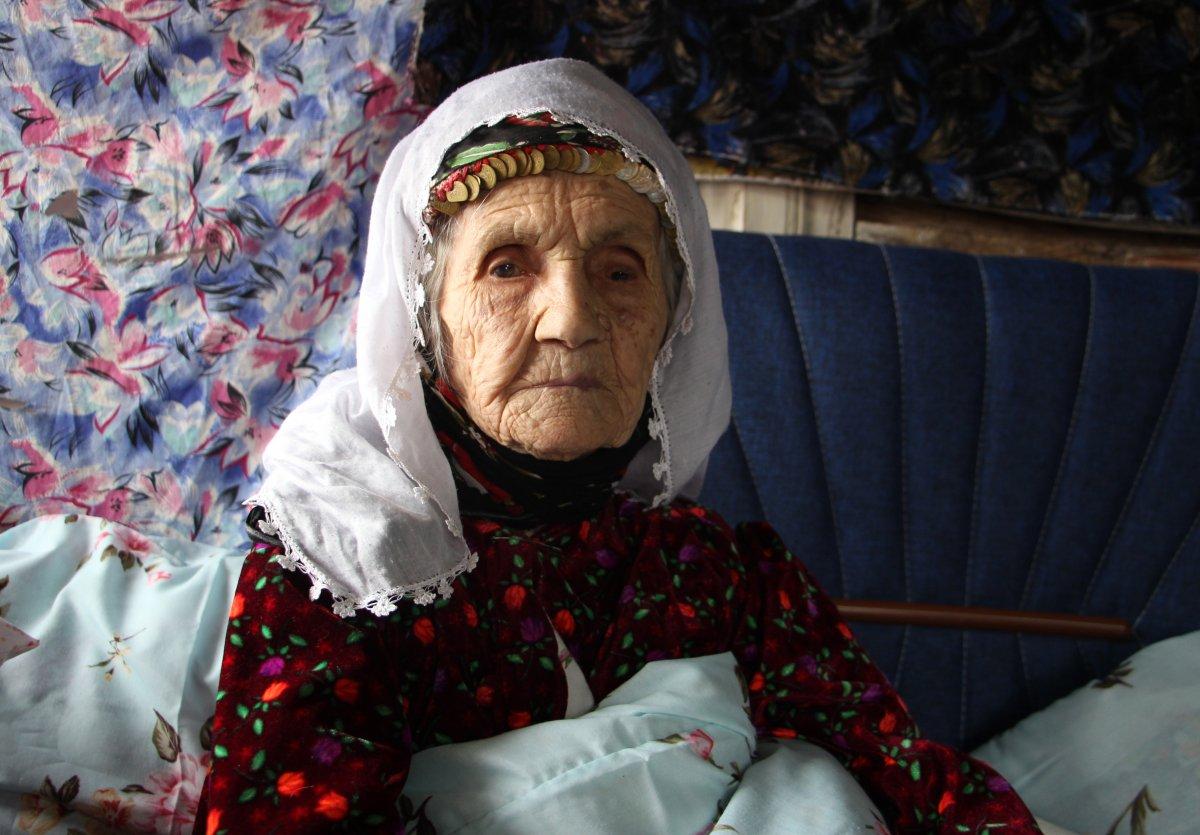 Isparta'da yaşayan 101 yaşındaki Emine Aksoy, koronayı yendi