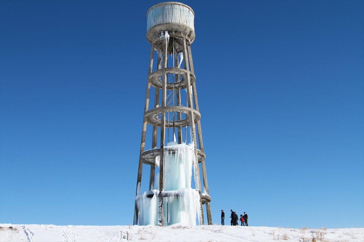 Van'da su deposu dondu