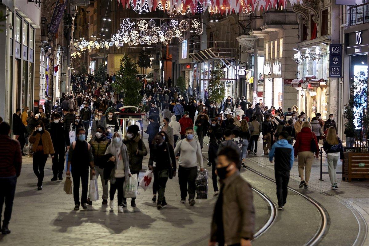 4 günlük yasak öncesi İstiklal Caddesi'nde yoğunluk