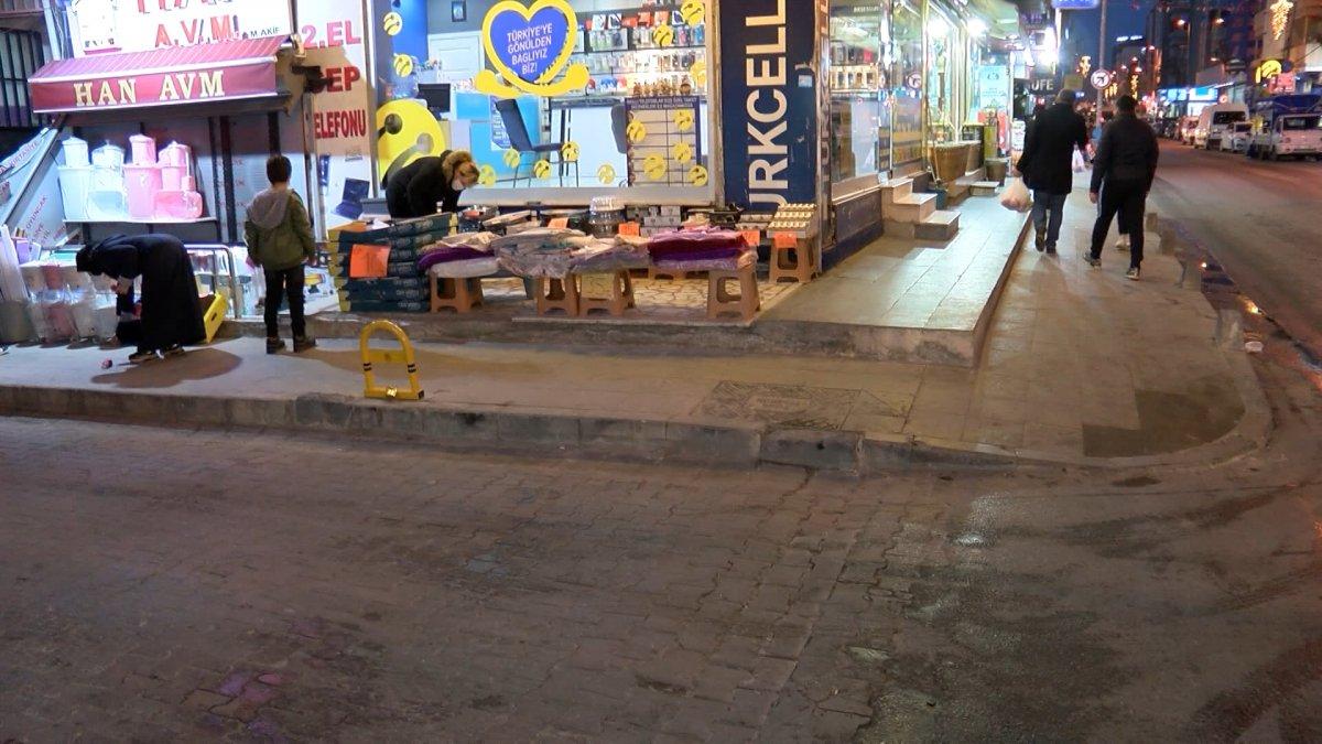 Küçükçekmece'de motosikletli önce otomobile sonra kadına çarptı