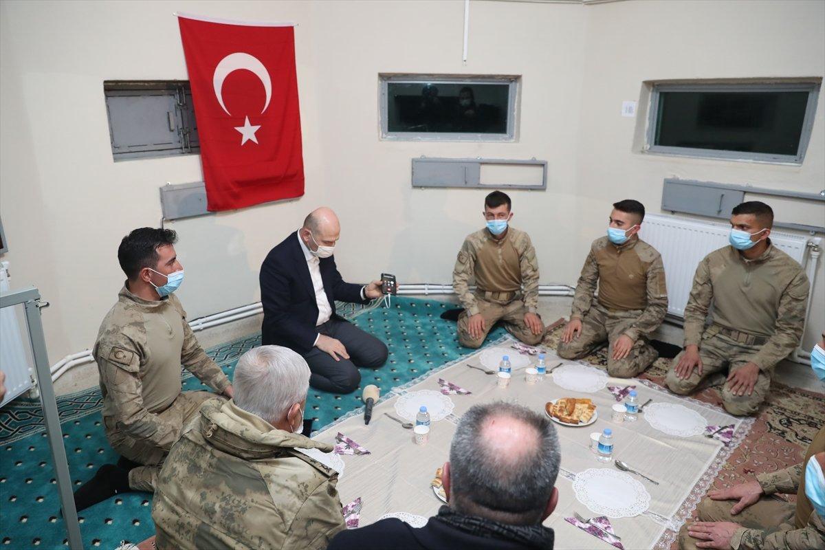 Süleyman Soylu, yeni yıla Belbuka kalekol üs bölgesindeki askerlerle girdi