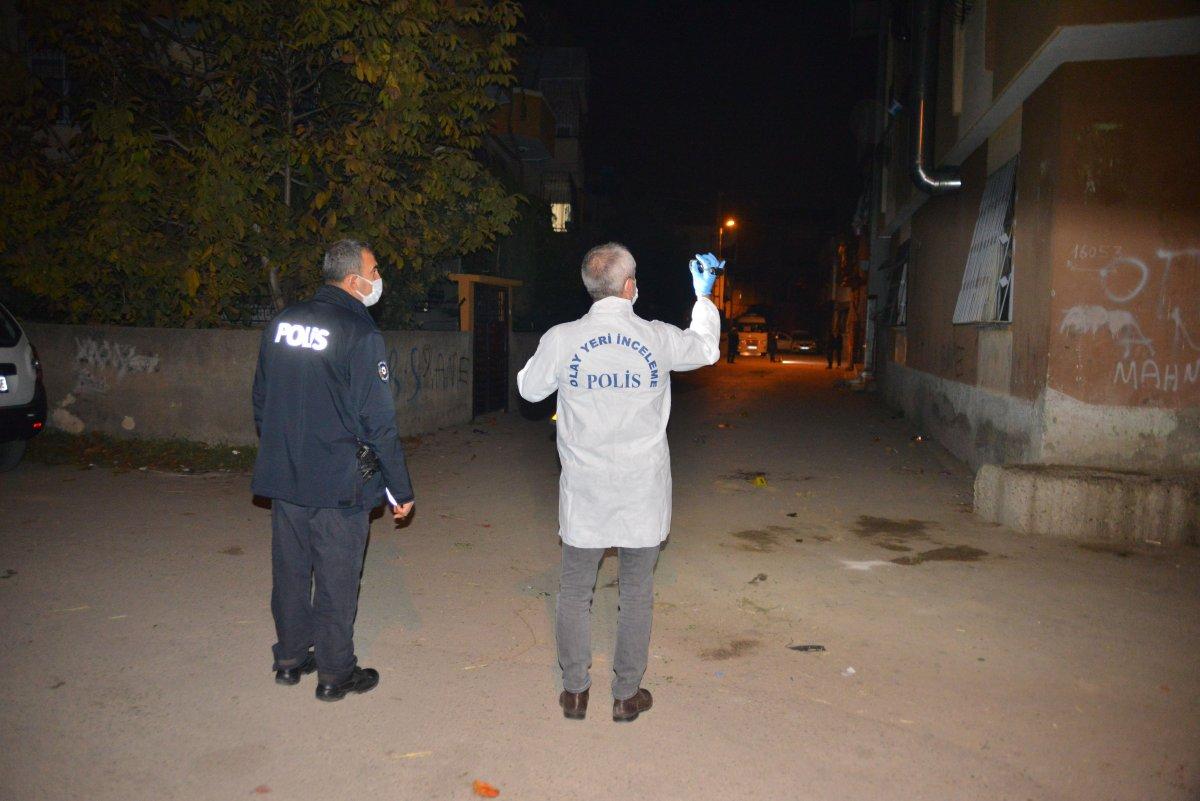 Adana'da 2 kardeş, evlerinin önünde 5 kişi tarafından bıçaklandı