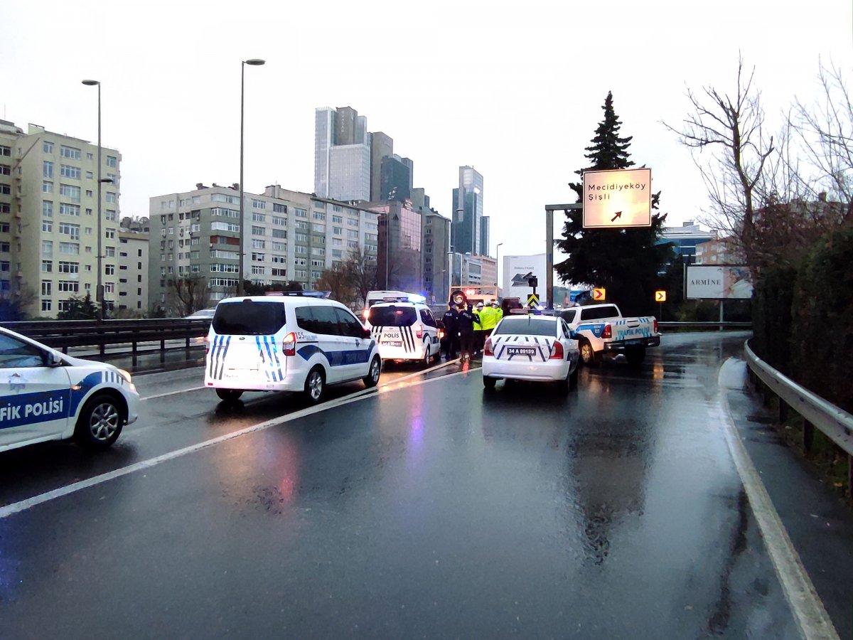 Mecidiyeköy'de polis aracı bariyerlere girdi: 2 yaralı
