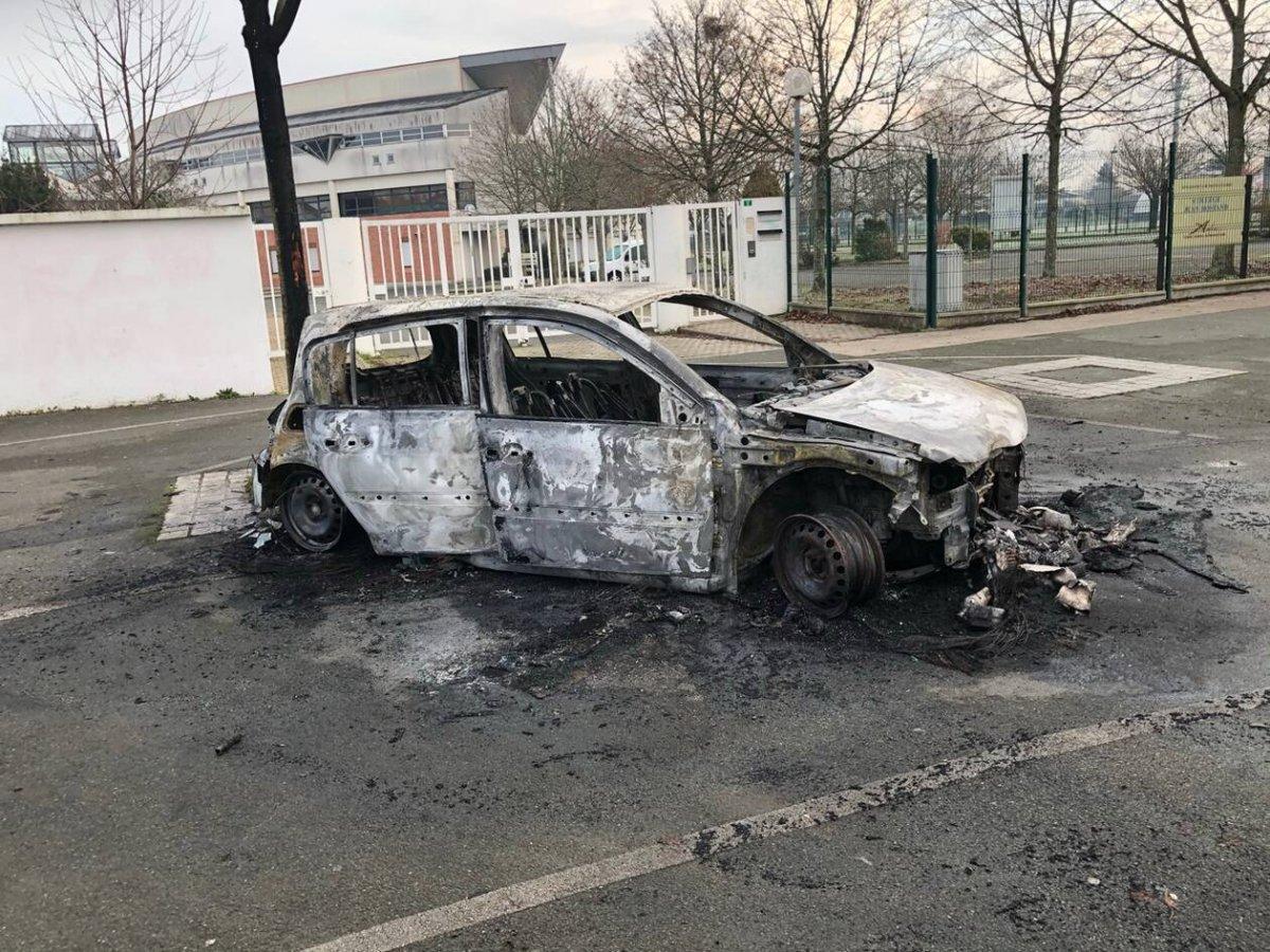 Fransa’da lüks araç bayiinde yangın: 40 araç kül oldu