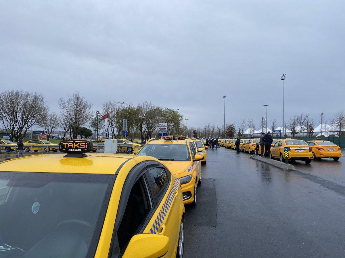 Taksiciler zam güncellemesi için kuyrukta