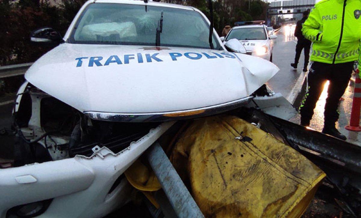 Mecidiyeköy'de polis aracı bariyerlere girdi: 2 yaralı
