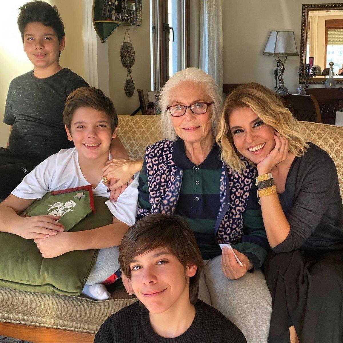 Ünlülerin yeni yıl paylaşımları