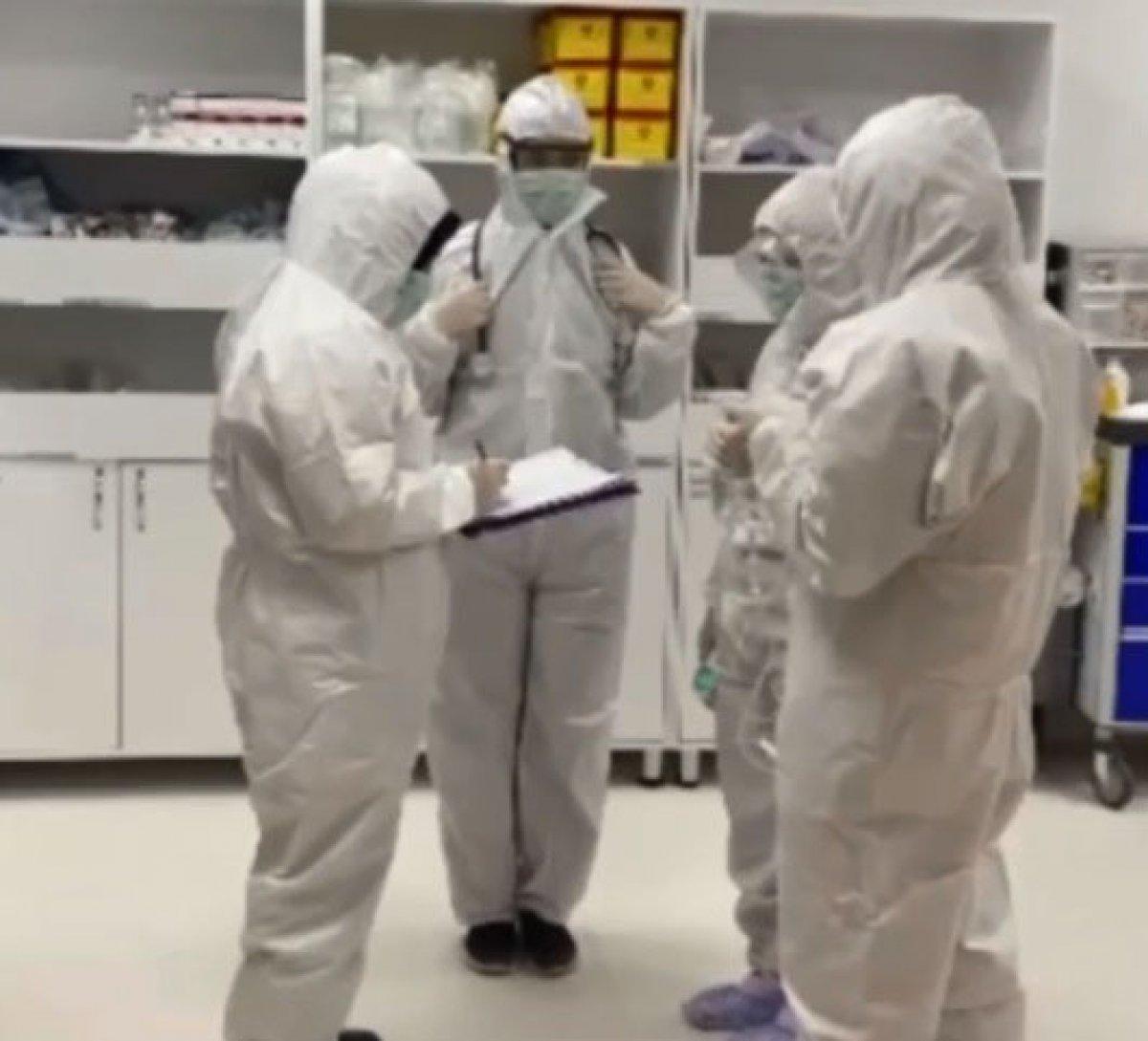 Sivas'ta bir grup sağlık çalışanı halay çekerek 2021’e girdi