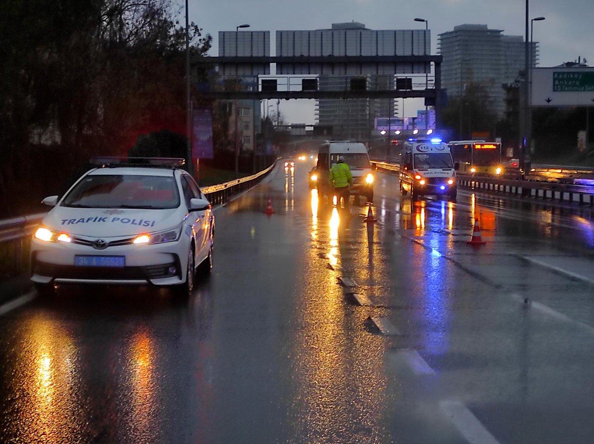 Mecidiyeköy'de polis aracı bariyerlere girdi: 2 yaralı