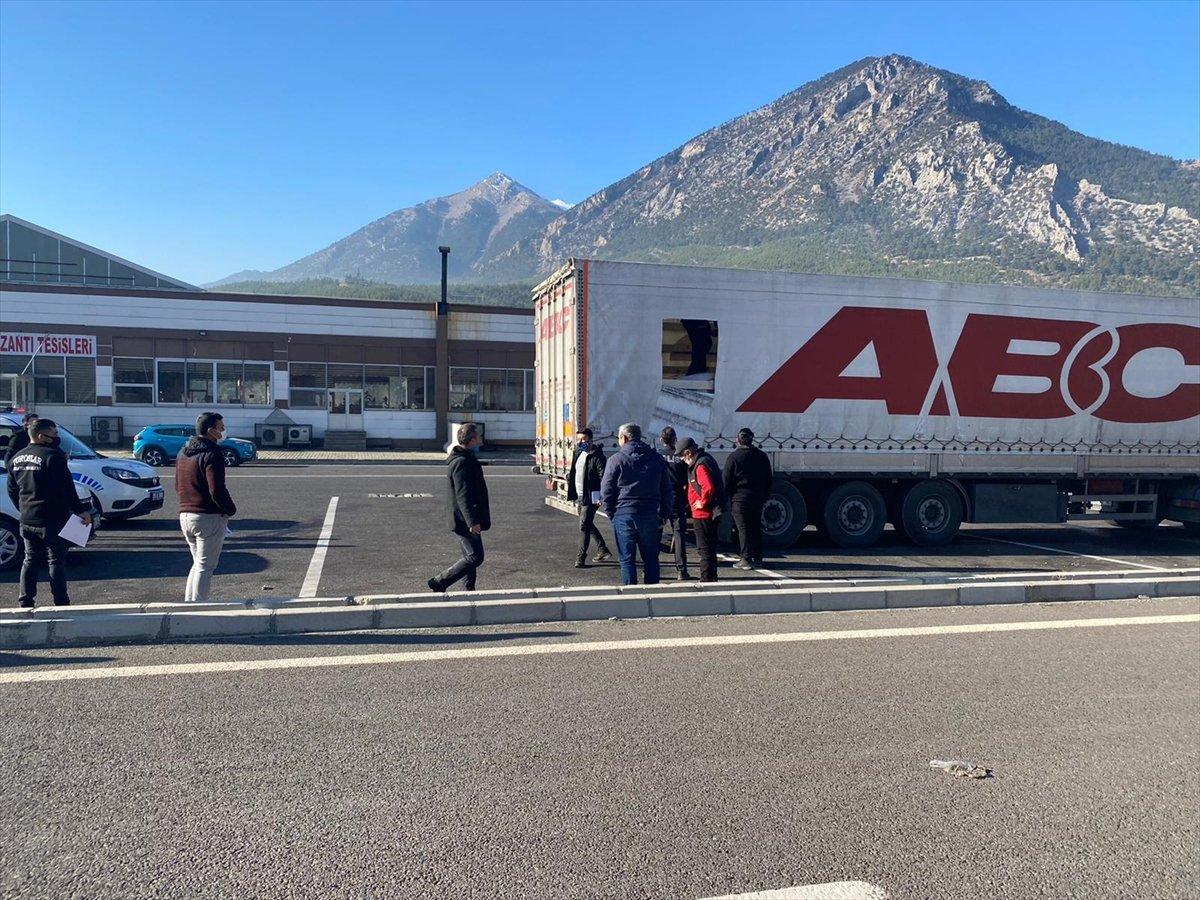 Adana'da, 13 Suriyeli'nin tırın dorsesinde yolculuk girişimi yarım kaldı