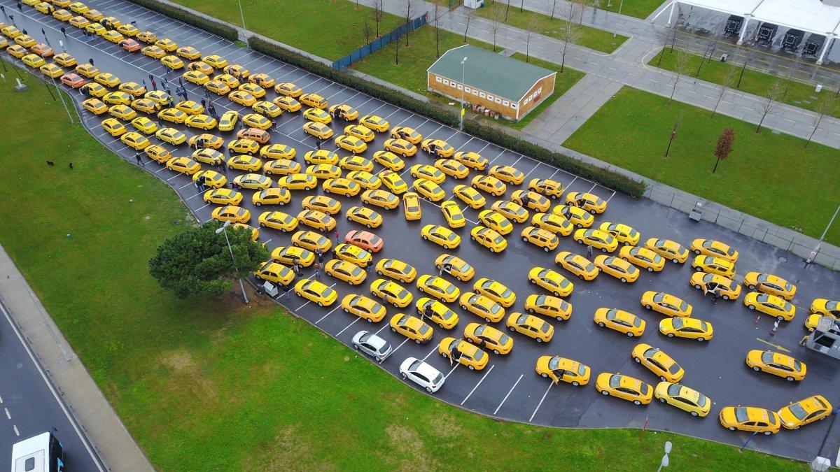 Taksiciler zam güncellemesi için kuyrukta