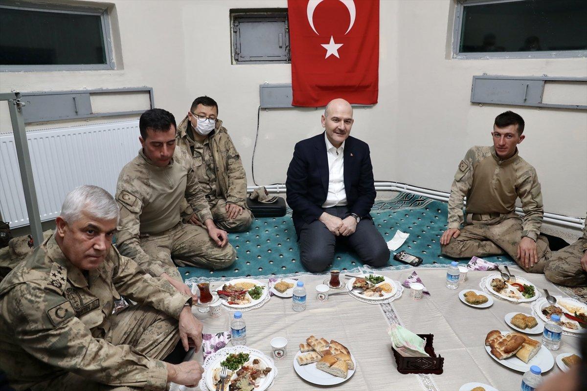 Süleyman Soylu, yeni yıla Belbuka kalekol üs bölgesindeki askerlerle girdi