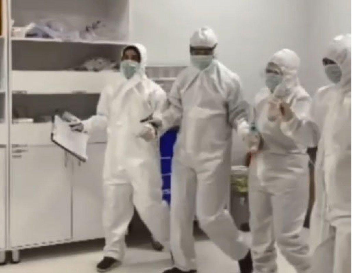 Sivas'ta bir grup sağlık çalışanı halay çekerek 2021’e girdi