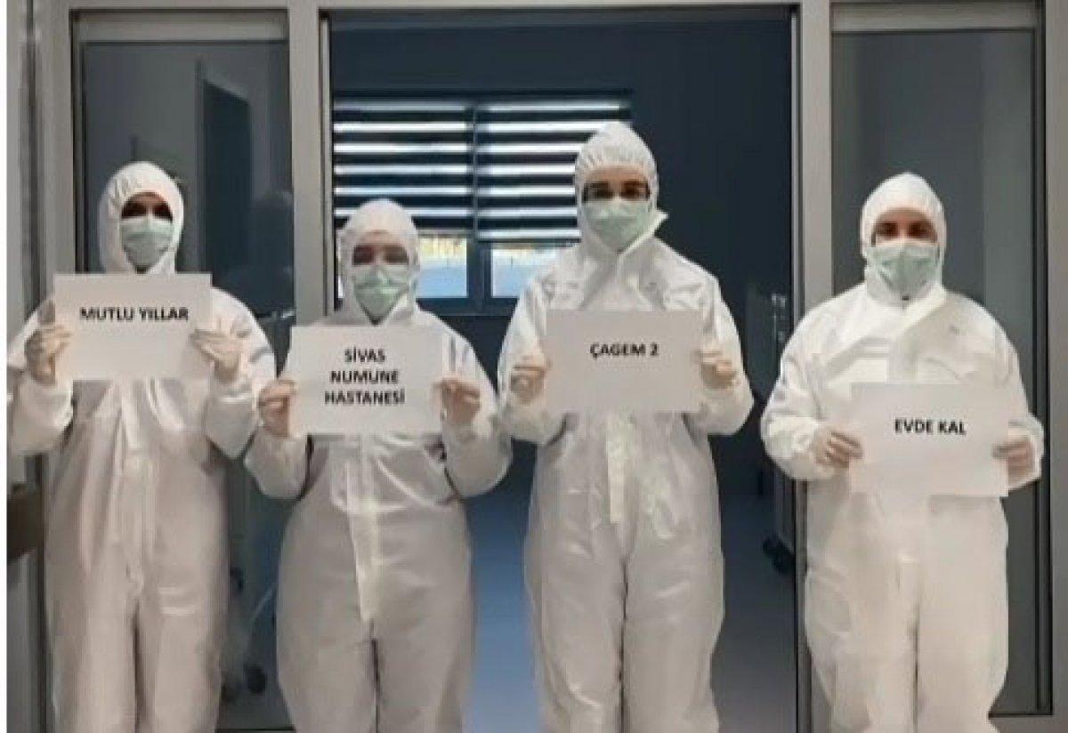 Sivas'ta bir grup sağlık çalışanı halay çekerek 2021’e girdi