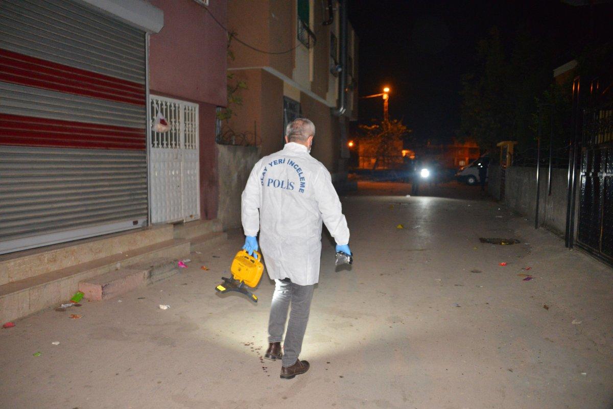 Adana'da 2 kardeş, evlerinin önünde 5 kişi tarafından bıçaklandı