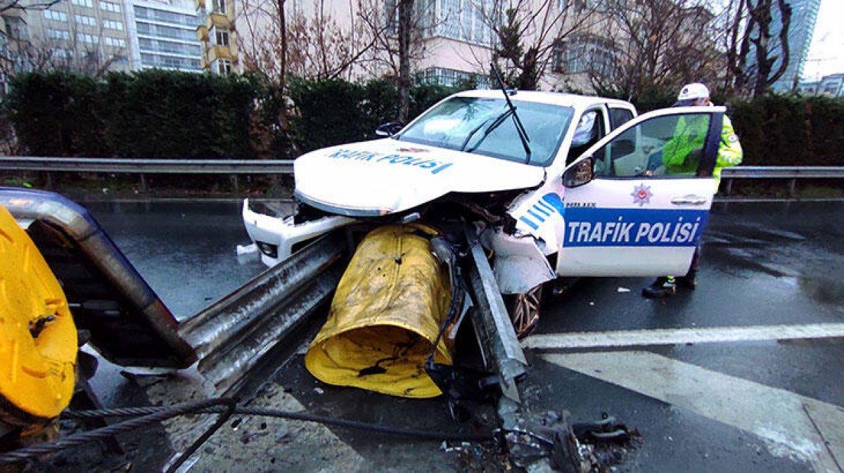 Mecidiyeköy'de polis aracı bariyerlere girdi: 2 yaralı