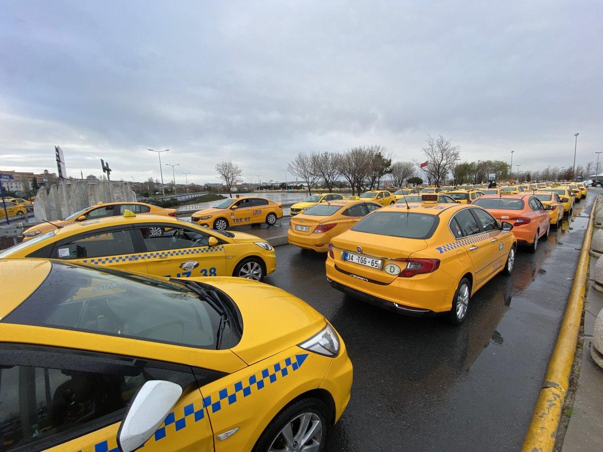 Taksiciler zam güncellemesi için kuyrukta