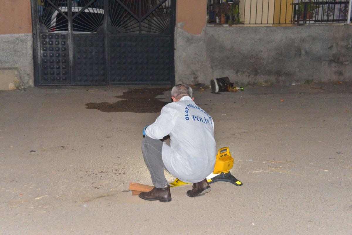 Adana'da 2 kardeş, evlerinin önünde 5 kişi tarafından bıçaklandı