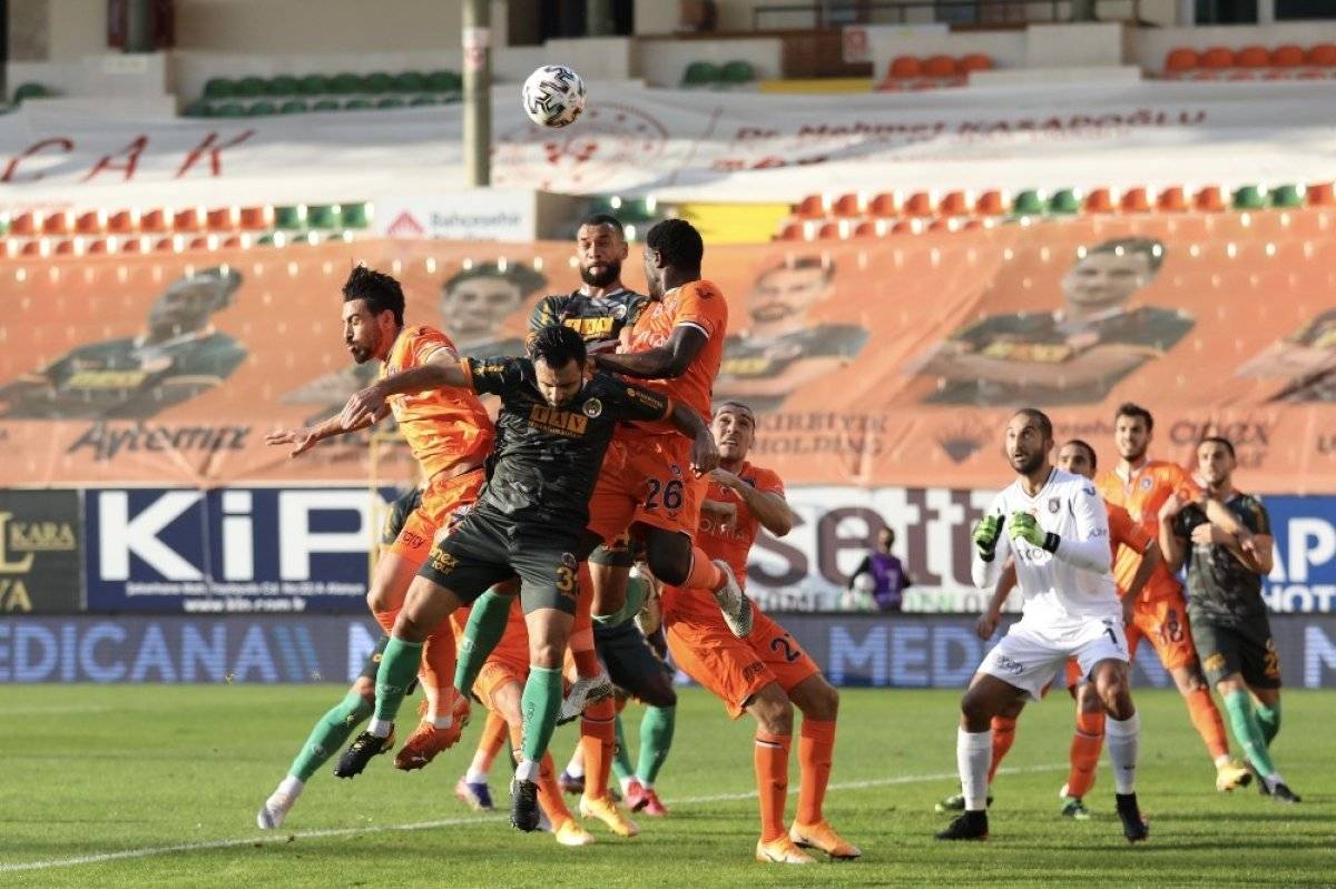 Alanyaspor son şampiyon Başakşehir'i rahat geçti