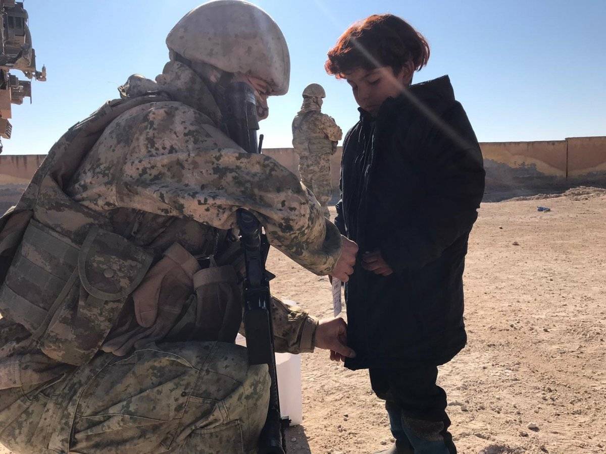 Mehmetçik'ten Barış Pınarı bölgesindeki öğrencilere giyecek yardımı