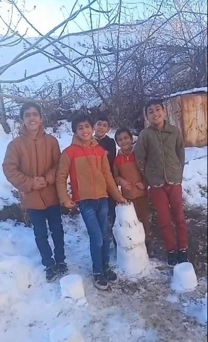 Hakkari'de çocukların kardan doğum günü pastası