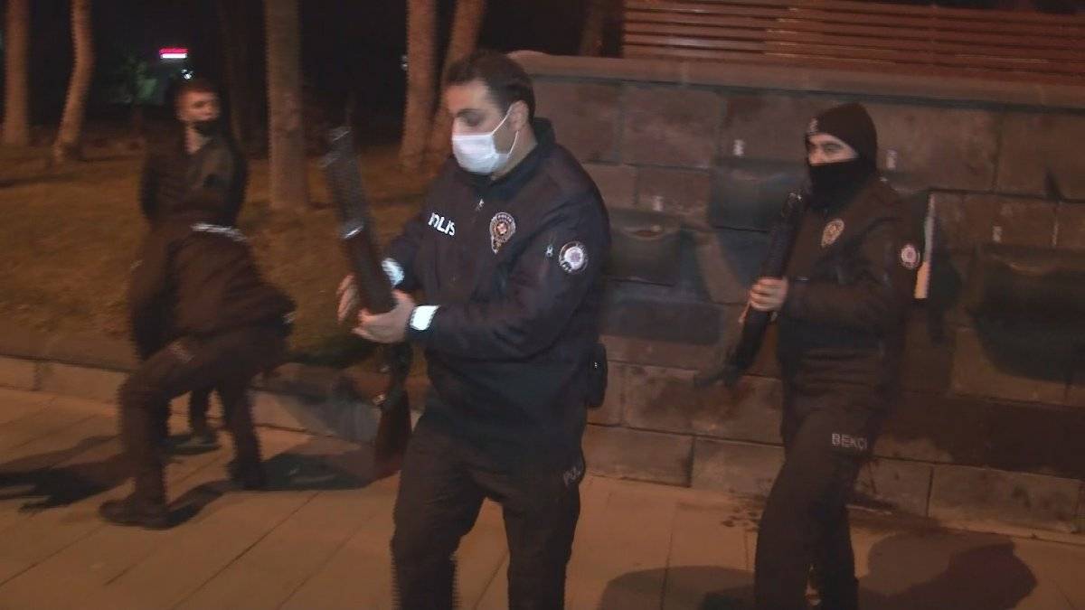 Kayseri'de mezarlıkta tüfekle havaya ateş açan 2 genç yakalandı