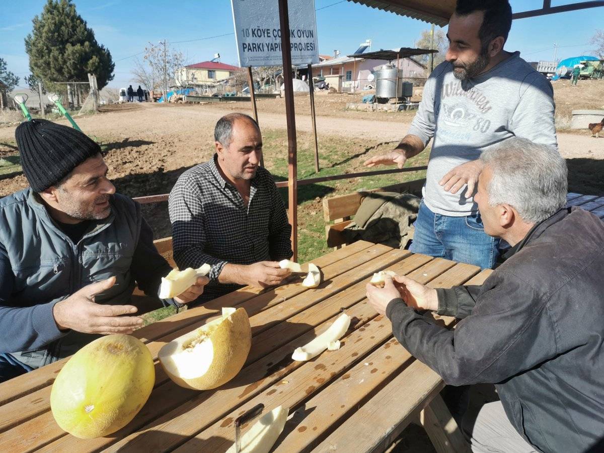 Tunceli'de kış kavunu keyfi