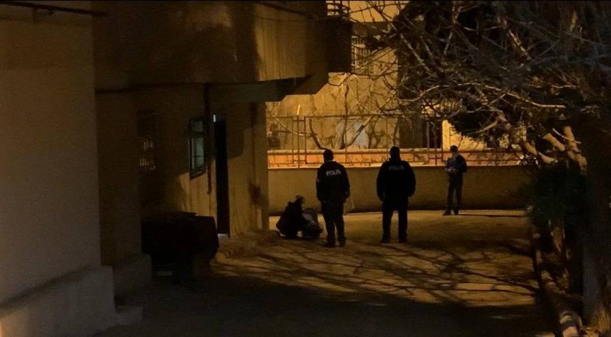 Gaziantep'te bir kadın, bebeğinin yanında tabancayla vurulmuş halde bulundu