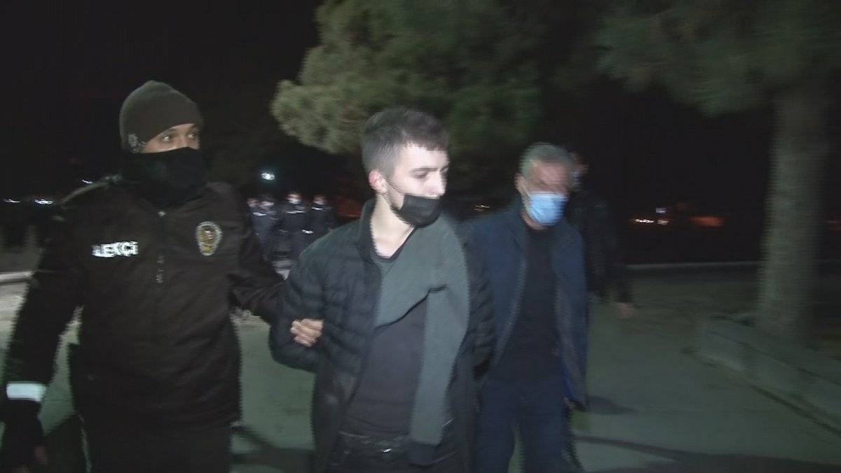 Kayseri'de mezarlıkta tüfekle havaya ateş açan 2 genç yakalandı