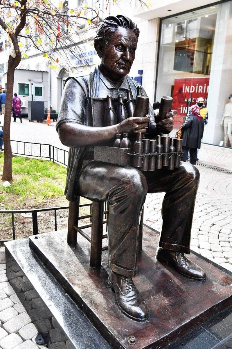 CHP'li İzmir Büyükşehir Belediyesi'nden yeni heykel hizmeti