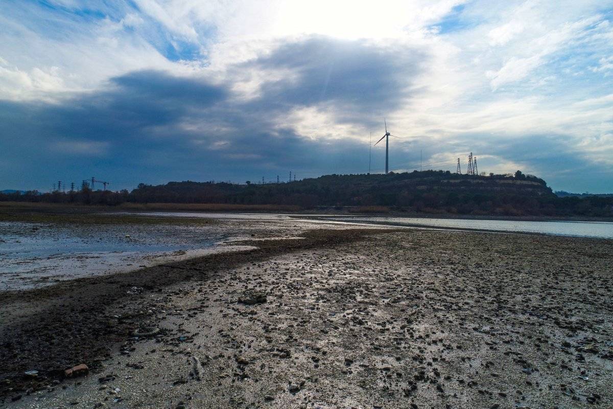 Terkos Gölü'nde su, 100 metre çekildi