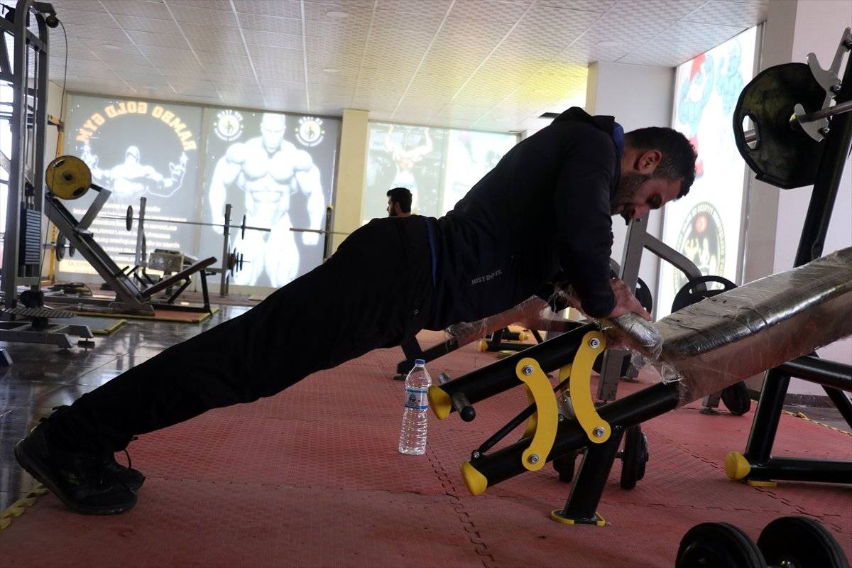 Vücut geliştirme sporcusu Ömer Çeçen, kendisi gibi engellilere ilham olmak istiyor