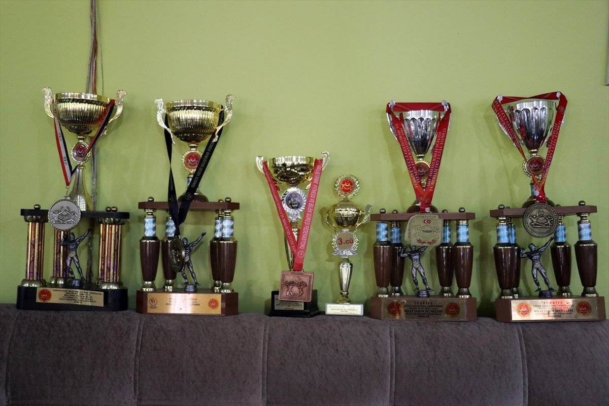 Vücut geliştirme sporcusu Ömer Çeçen, kendisi gibi engellilere ilham olmak istiyor