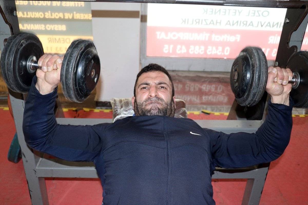 Vücut geliştirme sporcusu Ömer Çeçen, kendisi gibi engellilere ilham olmak istiyor