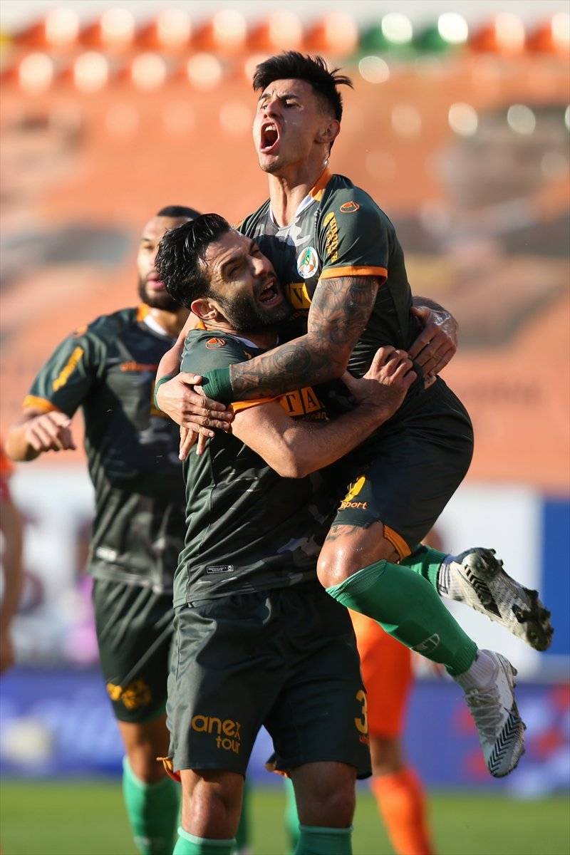 Alanyaspor son şampiyon Başakşehir'i rahat geçti