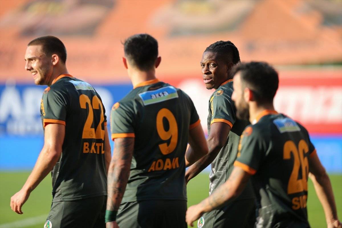 Alanyaspor son şampiyon Başakşehir'i rahat geçti