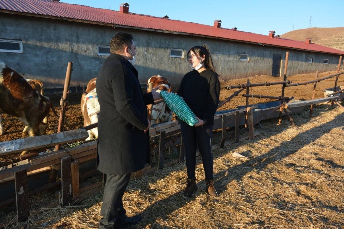 Erzincan'da 12 yaşındaki kız, harçlıklarıyla çiftçiliğe atıldı