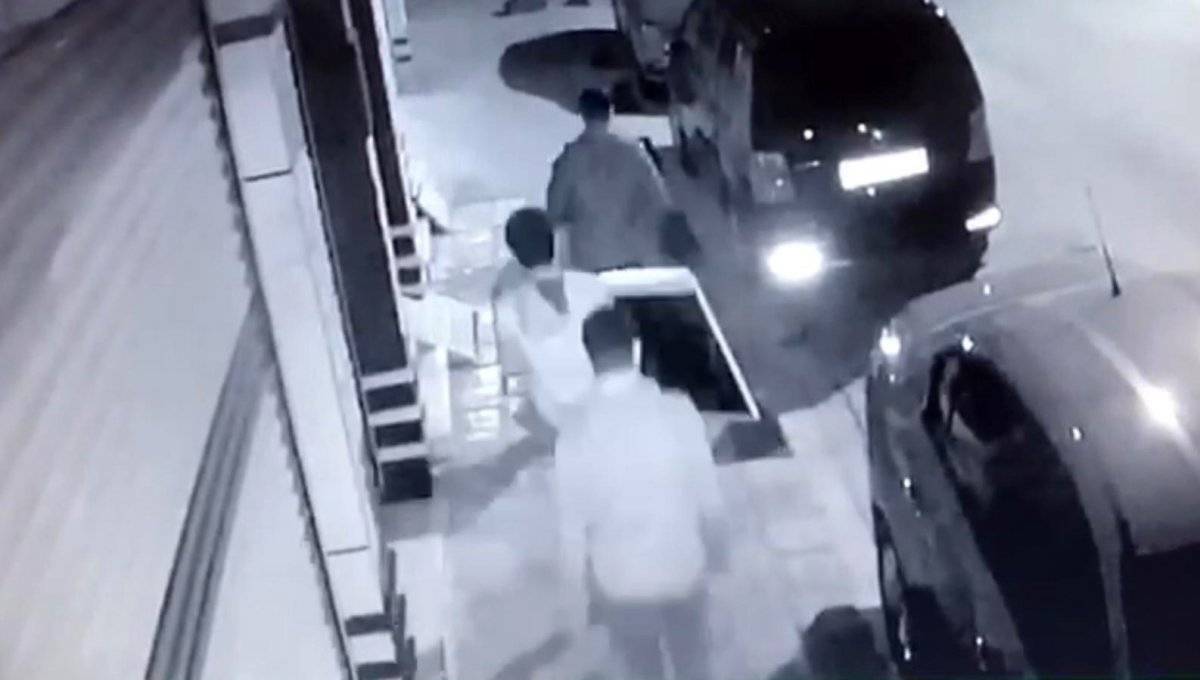 Küçükçekmece'de eve giren hırsızlar kamerada