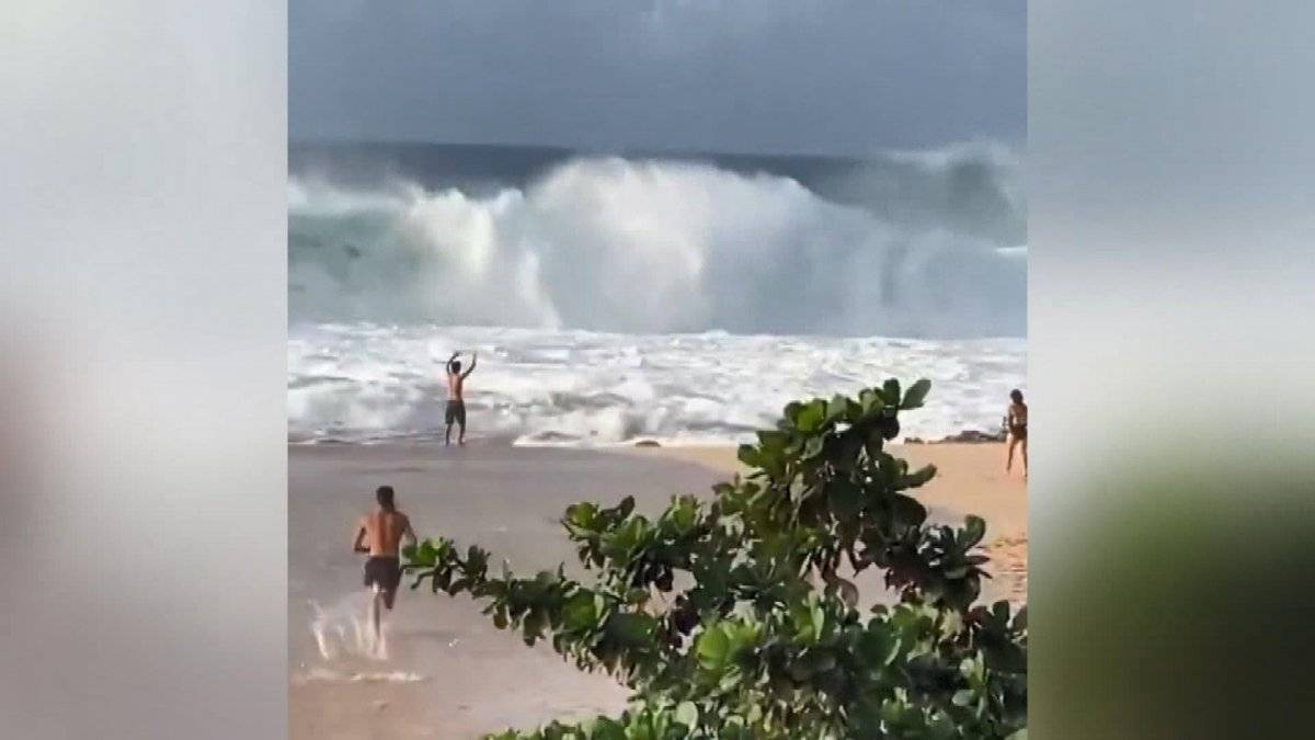 Havai’de sörfçü Mikey Wright boğulan bir kişiyi boğulmaktan kurtardı