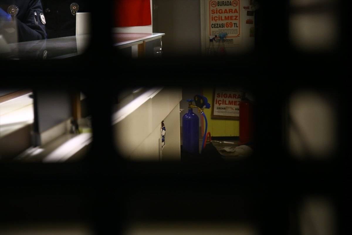 Adana'da kuyumcuya giren iki hırsız suçüstü yakalandı