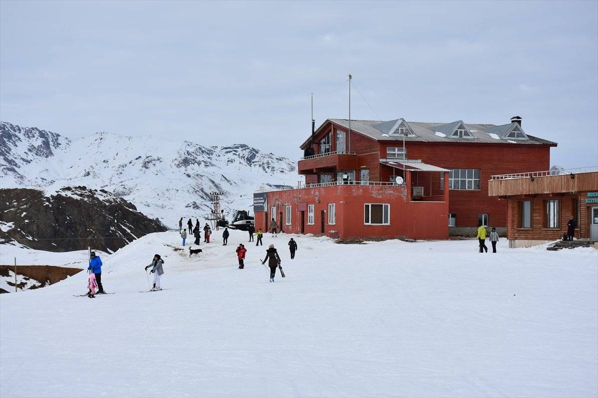 Hakkari'deki kayak merkezi, korona tedbirleri altında kapılarını sporculara açtı