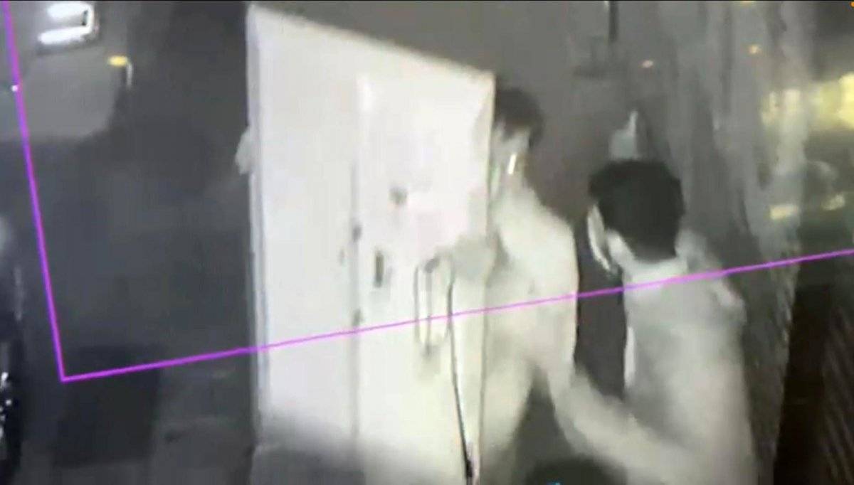 Küçükçekmece'de eve giren hırsızlar kamerada