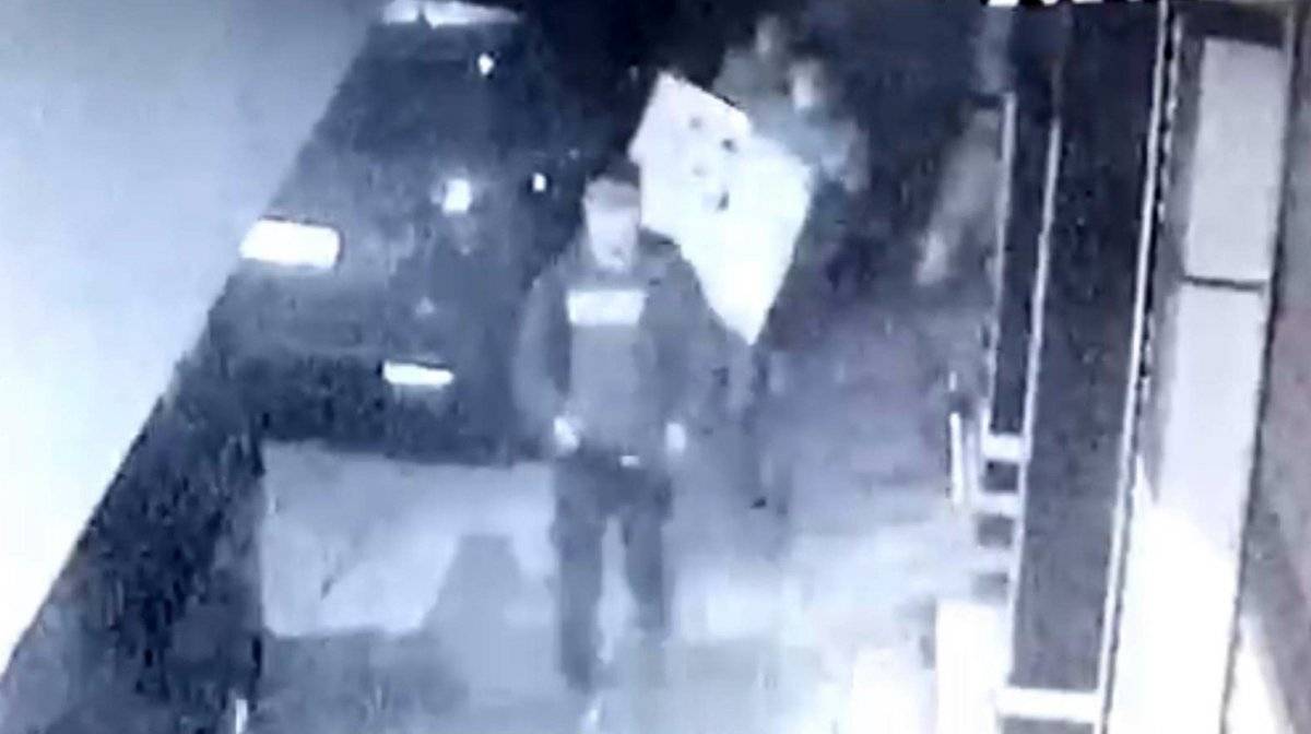 Küçükçekmece'de eve giren hırsızlar kamerada