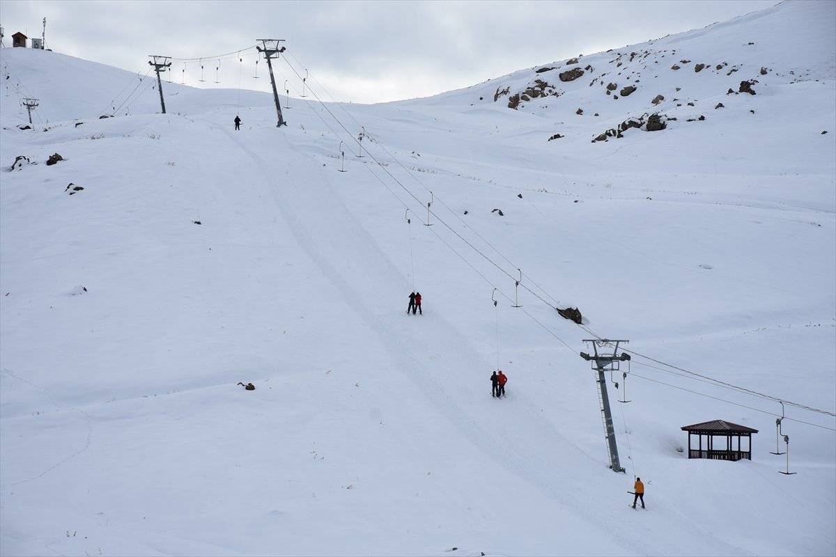 Hakkari'deki kayak merkezi, korona tedbirleri altında kapılarını sporculara açtı