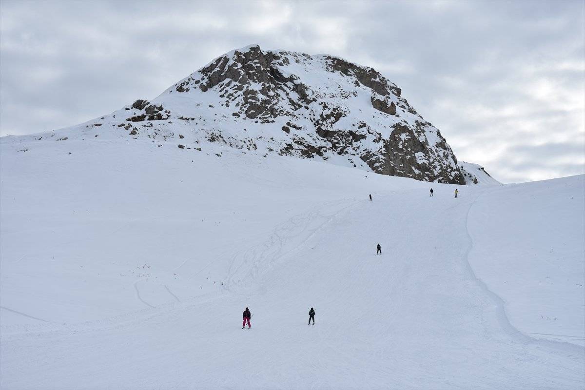 Hakkari'deki kayak merkezi, korona tedbirleri altında kapılarını sporculara açtı