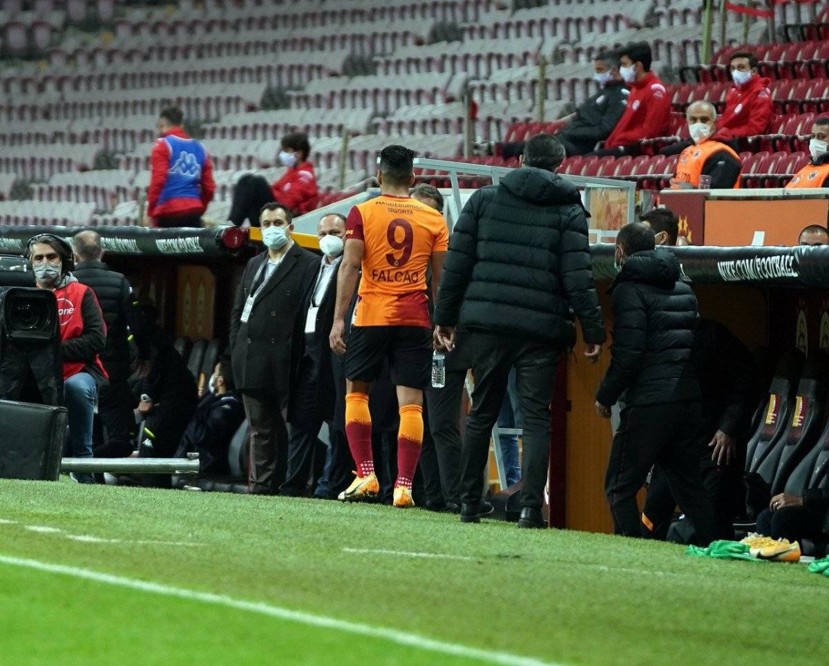 Radamel Falcao en az 4 hafta yok