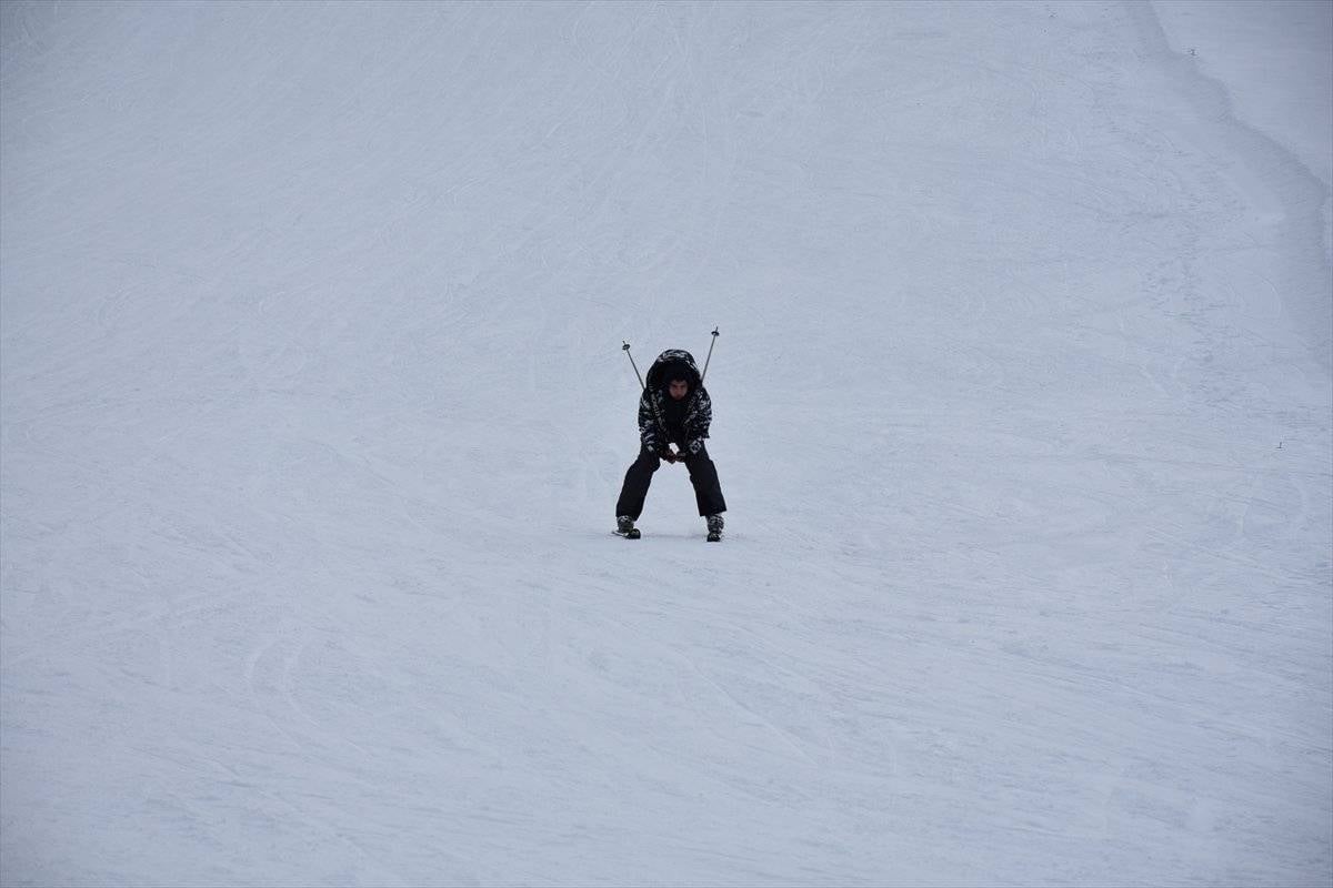 Hakkari'deki kayak merkezi, korona tedbirleri altında kapılarını sporculara açtı