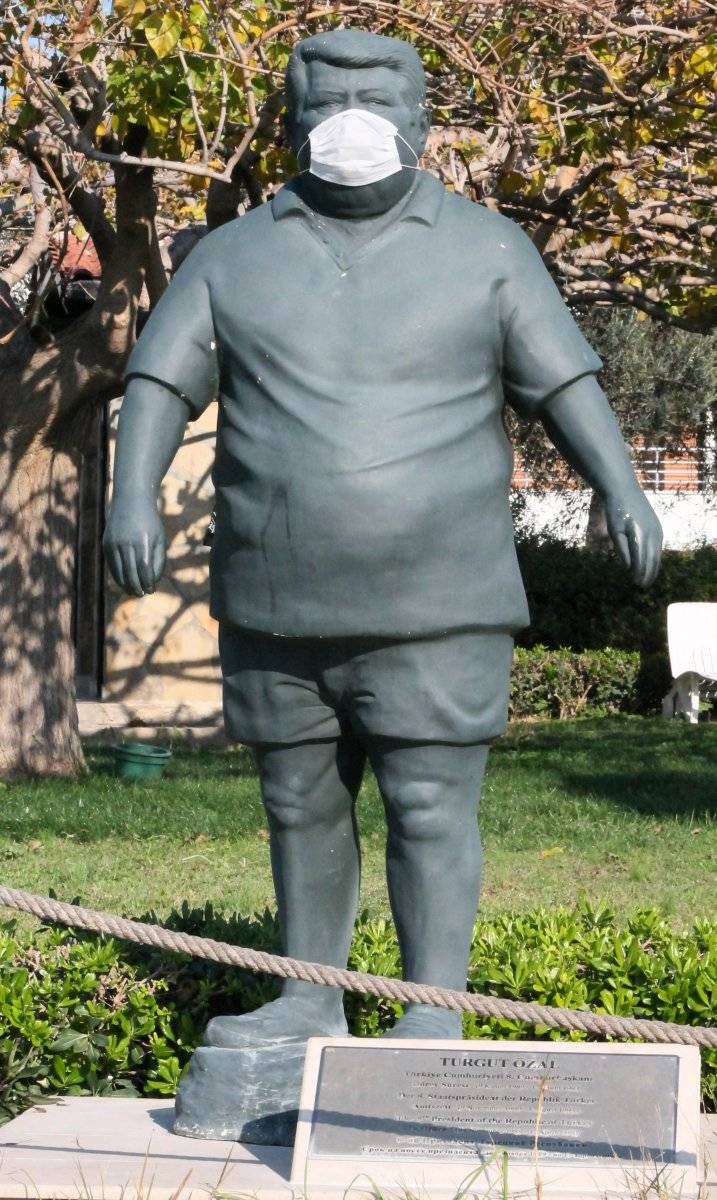 Eski Cumhurbaşkanı Turgut Özal'ın heykeline maske takıldı